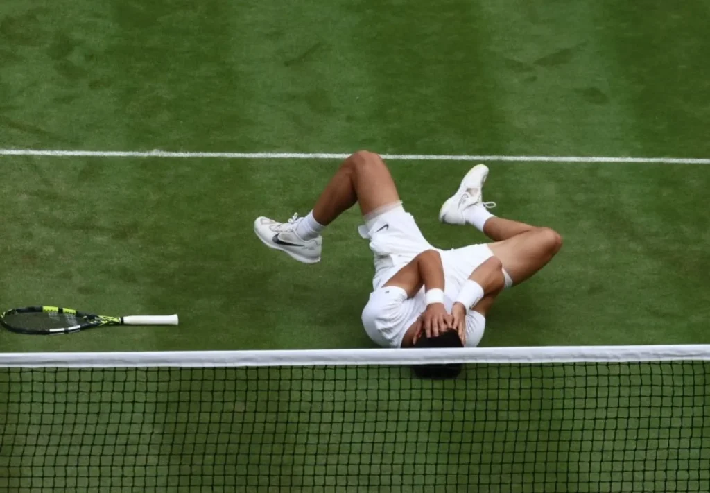 Momenti imbarazzanti del 2023: le foto di un attempato invasore che crea il  panico a Wimbledon